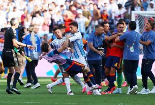 Agresión de Leandro Paredes a Gavi