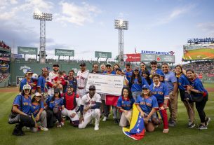 Medias Rojas donan US$ 305.000 a Venezuela en la Noche Venezolana