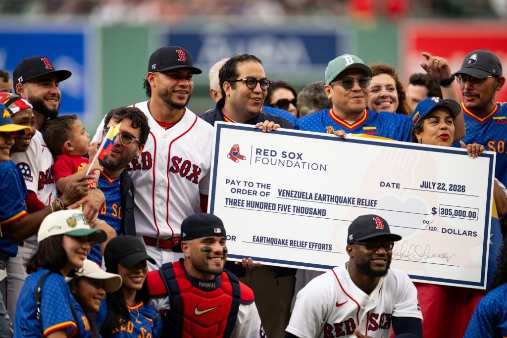Medias Rojas donan US$ 305.000 a Venezuela en la Noche Venezolana 1 Noche Venezolana Medias Rojas MLB