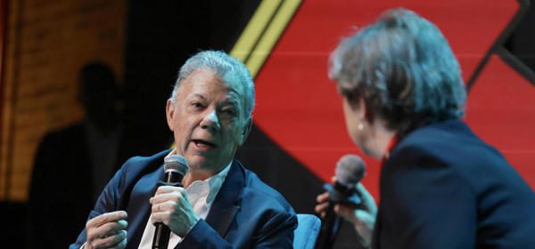 Santos insta a De la Espriella a implementar el acuerdo de paz y no "perder el tiempo"