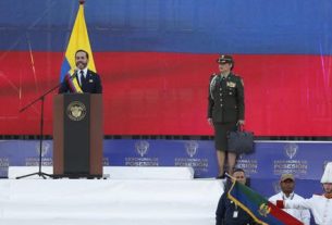 De la Espriella recibe honores militares y reconocimiento como comandante supremo