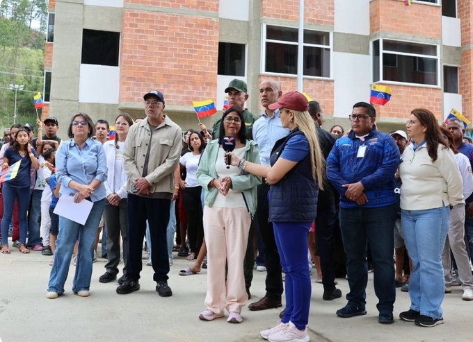 Gobierno venezolano entrega más de 80 nuevas viviendas a afectados del terremoto